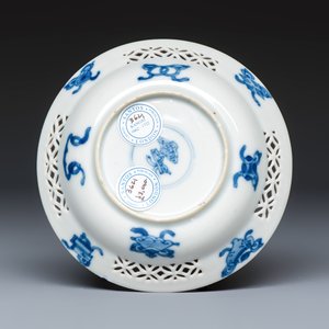 A Chinese blue and white reticulated 'Linglong' tea bowl and saucer — 照片 3