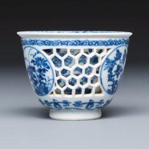A Chinese blue and white reticulated 'Linglong' tea bowl and saucer — 照片 4