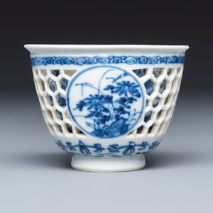 A Chinese blue and white reticulated 'Linglong' tea bowl and saucer — 照片 5