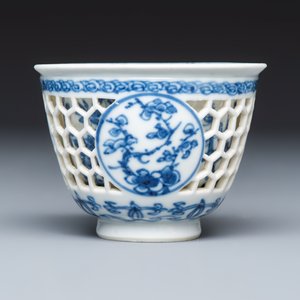 A Chinese blue and white reticulated 'Linglong' tea bowl and saucer — 照片 7
