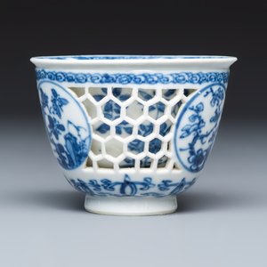 A Chinese blue and white reticulated 'Linglong' tea bowl and saucer — 照片 8