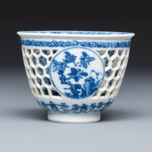 A Chinese blue and white reticulated 'Linglong' tea bowl and saucer — 照片 9
