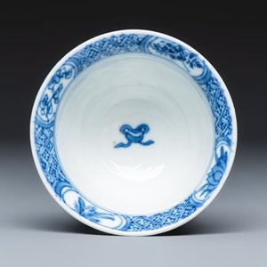 A Chinese blue and white reticulated 'Linglong' tea bowl and saucer — 照片 10