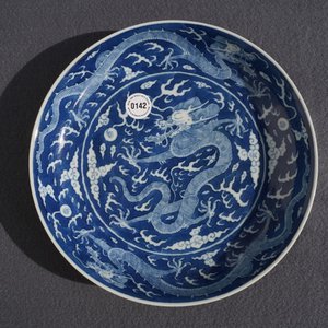 A Chinese blue and white reverse-decorated 'dragon' dish, Daoguang mark and prob. of the period — 照片 8