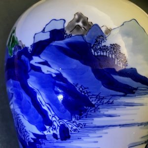 A Chinese blue and white 'river landscape' baluster vase with overglaze accents, Kangxi — 照片 15