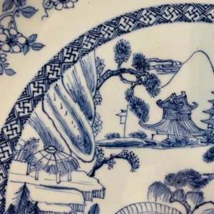 A Chinese blue and white 'river landscape' dish, Yongzheng/Qianlong — 照片 11