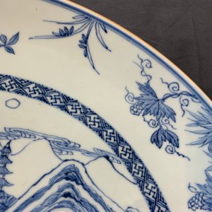 A Chinese blue and white 'river landscape' dish, Yongzheng/Qianlong — 照片 4