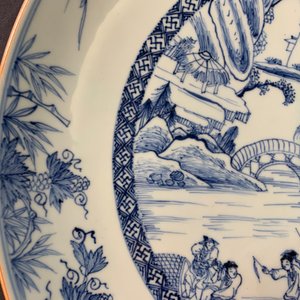 A Chinese blue and white 'river landscape' dish, Yongzheng/Qianlong — 照片 5