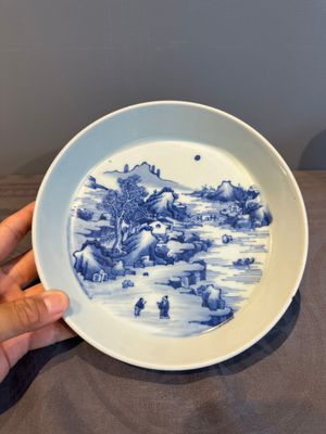 A Chinese blue and white 'river landscape' plate, 18/19th C. — photo 1