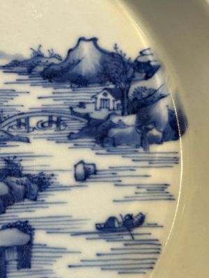 A Chinese blue and white 'river landscape' plate, 18/19th C. — photo 4