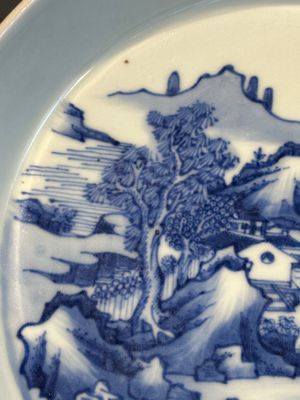 A Chinese blue and white 'river landscape' plate, 18/19th C. — photo 6