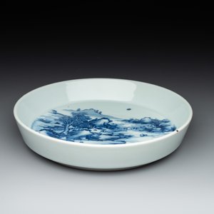 A Chinese blue and white 'river landscape' plate, 18/19th C. — photo 2