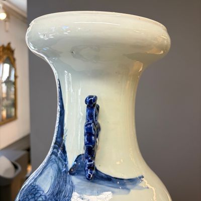 A Chinese blue and white 'Riverscape' vase and a famille rose 'Rooster' vase — foto 6