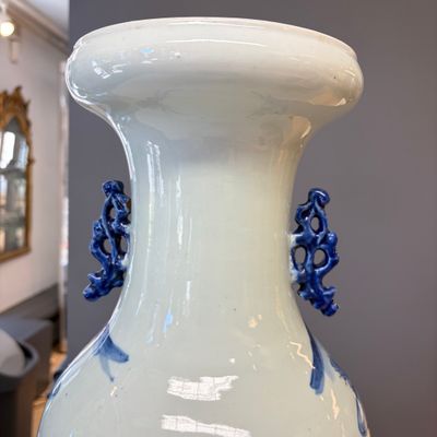 A Chinese blue and white 'Riverscape' vase and a famille rose 'Rooster' vase — foto 9