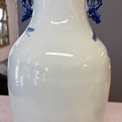 A Chinese blue and white 'Riverscape' vase and a famille rose 'Rooster' vase — foto 10