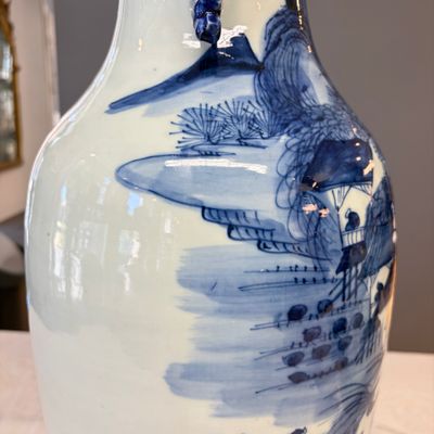 A Chinese blue and white 'Riverscape' vase and a famille rose 'Rooster' vase — foto 13