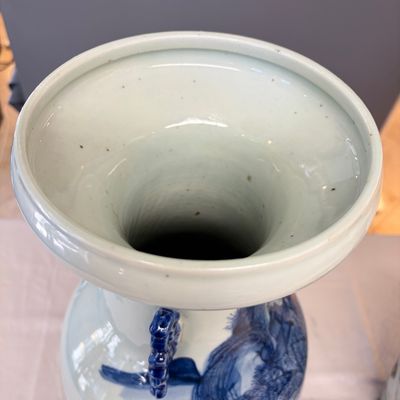 A Chinese blue and white 'Riverscape' vase and a famille rose 'Rooster' vase — foto 15