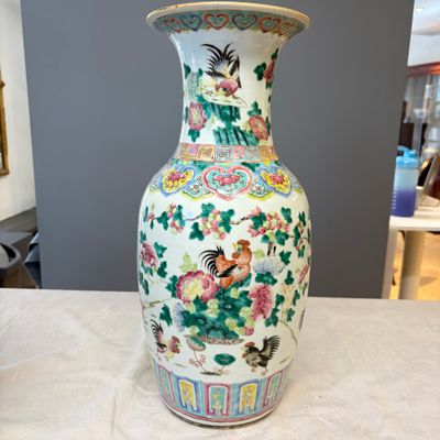 A Chinese blue and white 'Riverscape' vase and a famille rose 'Rooster' vase — foto 17