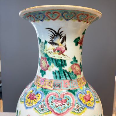 A Chinese blue and white 'Riverscape' vase and a famille rose 'Rooster' vase — foto 18