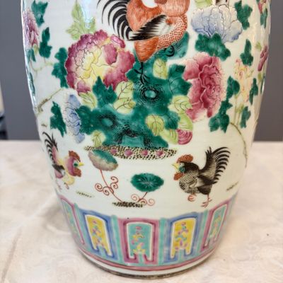 A Chinese blue and white 'Riverscape' vase and a famille rose 'Rooster' vase — foto 20