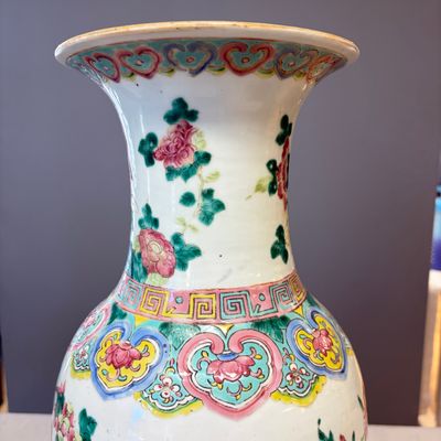 A Chinese blue and white 'Riverscape' vase and a famille rose 'Rooster' vase — foto 21