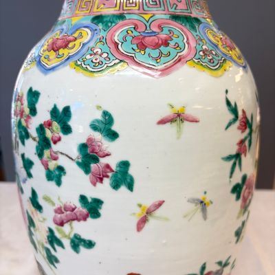 A Chinese blue and white 'Riverscape' vase and a famille rose 'Rooster' vase — foto 22