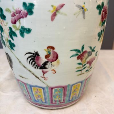 A Chinese blue and white 'Riverscape' vase and a famille rose 'Rooster' vase — foto 23