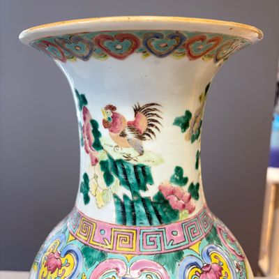 A Chinese blue and white 'Riverscape' vase and a famille rose 'Rooster' vase — foto 24