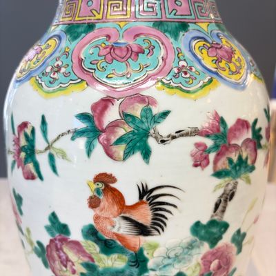 A Chinese blue and white 'Riverscape' vase and a famille rose 'Rooster' vase — foto 25