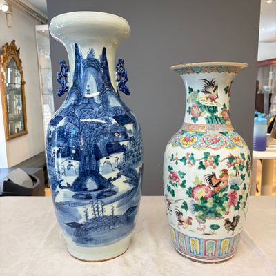 A Chinese blue and white 'Riverscape' vase and a famille rose 'Rooster' vase — foto 1