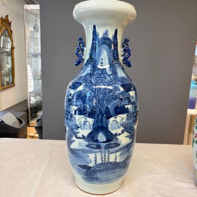 A Chinese blue and white 'Riverscape' vase and a famille rose 'Rooster' vase — foto 2