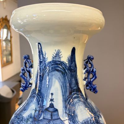 A Chinese blue and white 'Riverscape' vase and a famille rose 'Rooster' vase — foto 3