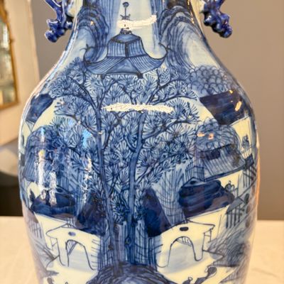 A Chinese blue and white 'Riverscape' vase and a famille rose 'Rooster' vase — foto 4