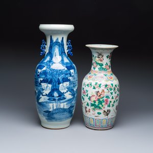 A Chinese blue and white 'Riverscape' vase and a famille rose 'Rooster' vase — foto 1
