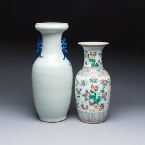 A Chinese blue and white 'Riverscape' vase and a famille rose 'Rooster' vase — foto 3