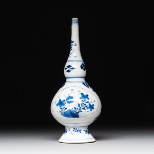 A Chinese blue and white rosewater sprinkler with floral design for the Islamic market, Kangxi — foto 1