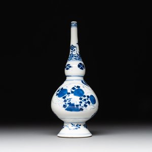 A Chinese blue and white rosewater sprinkler with floral design for the Islamic market, Kangxi — foto 2