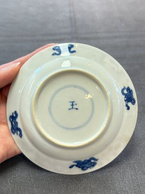 A Chinese blue and white 'Rotterdam Riot' cup and saucer, jade mark, Kangxi — 照片 3