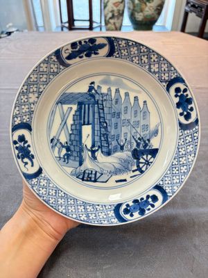 A Chinese blue and white 'Rotterdam Riot' plate, Chenghua mark, Kangxi — 照片 1