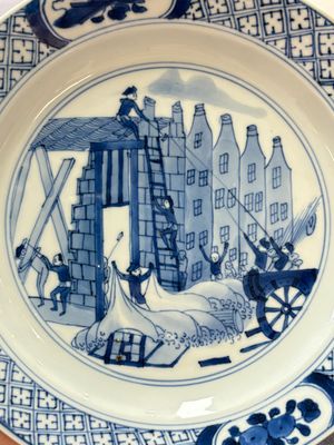 A Chinese blue and white 'Rotterdam Riot' plate, Chenghua mark, Kangxi — 照片 2
