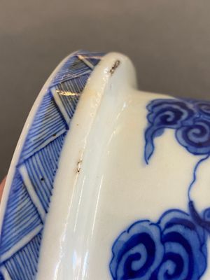 A Chinese blue and white rouleau 'immortals' vase, Kangxi mark, 19th C. — 照片 11