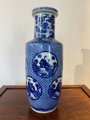 A Chinese blue and white rouleau 'immortals' vase, Kangxi mark, 19th C. — 照片 2