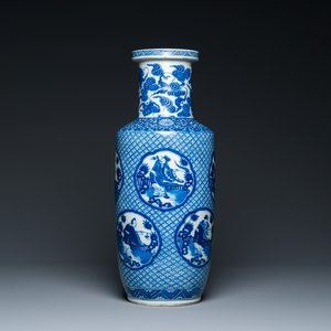 A Chinese blue and white rouleau 'immortals' vase, Kangxi mark, 19th C. — 照片 1