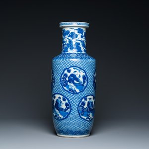 A Chinese blue and white rouleau 'immortals' vase, Kangxi mark, 19th C. — 照片 2