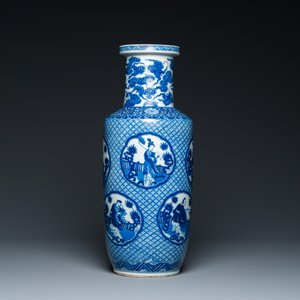 A Chinese blue and white rouleau 'immortals' vase, Kangxi mark, 19th C. — 照片 4