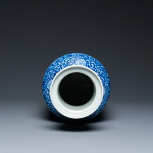 A Chinese blue and white rouleau 'immortals' vase, Kangxi mark, 19th C. — 照片 5