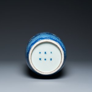 A Chinese blue and white rouleau 'immortals' vase, Kangxi mark, 19th C. — 照片 6