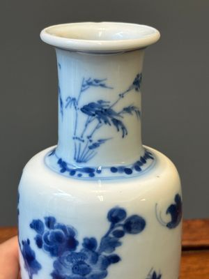 A Chinese blue and white rouleau vase and a tripod censer, Kangxi — photo 13