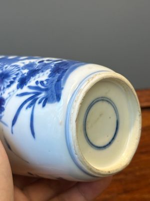 A Chinese blue and white rouleau vase and a tripod censer, Kangxi — photo 18