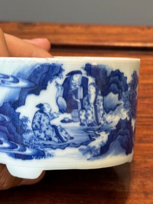 A Chinese blue and white rouleau vase and a tripod censer, Kangxi — photo 6